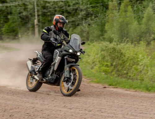 Essai de la Kove 800X Pro 2025 – Raven Media & Custom Tour